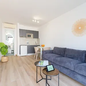  Apartment Homeforguest Moderno En Spain